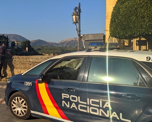 Vehículo de la Policía Nacional en Ronda durante el dispositivo de localización de un fugitivo