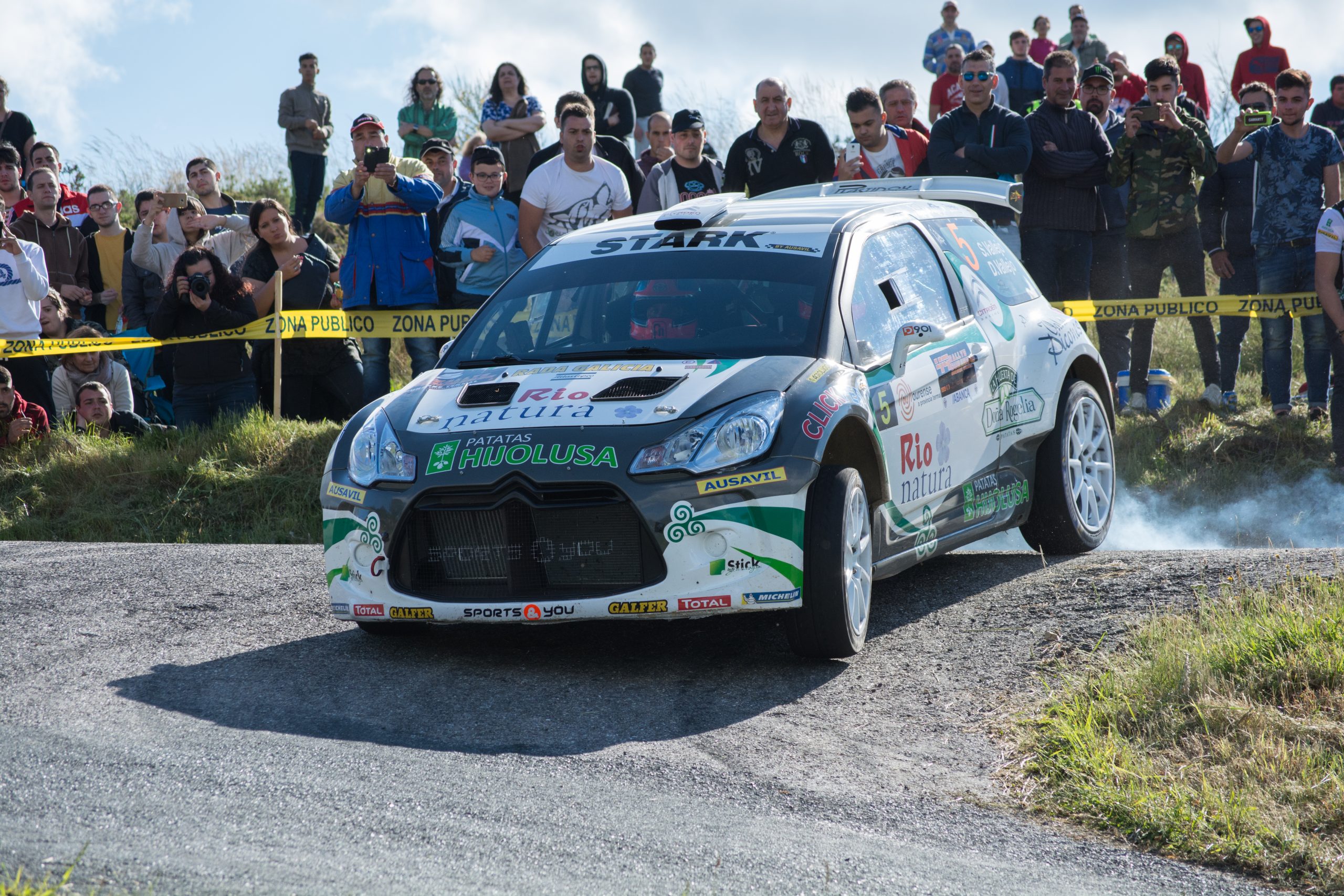 Vehículo de rally durante una prueba en Ourense, imagen de recurso