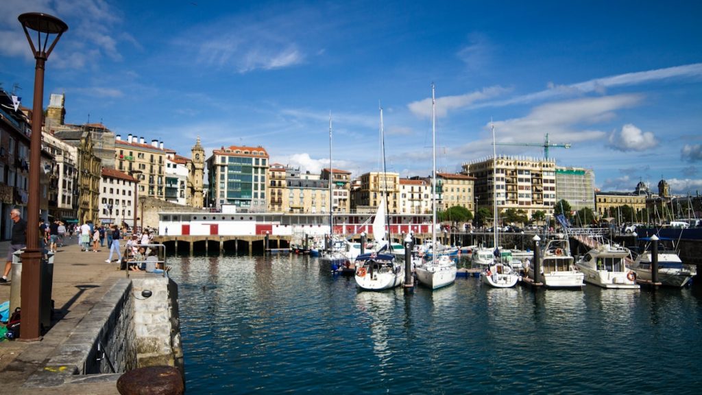 Vista de San Sebastián utilizada como contexto para la noticia de dos detenidos tras una pelea en la Parte Vieja