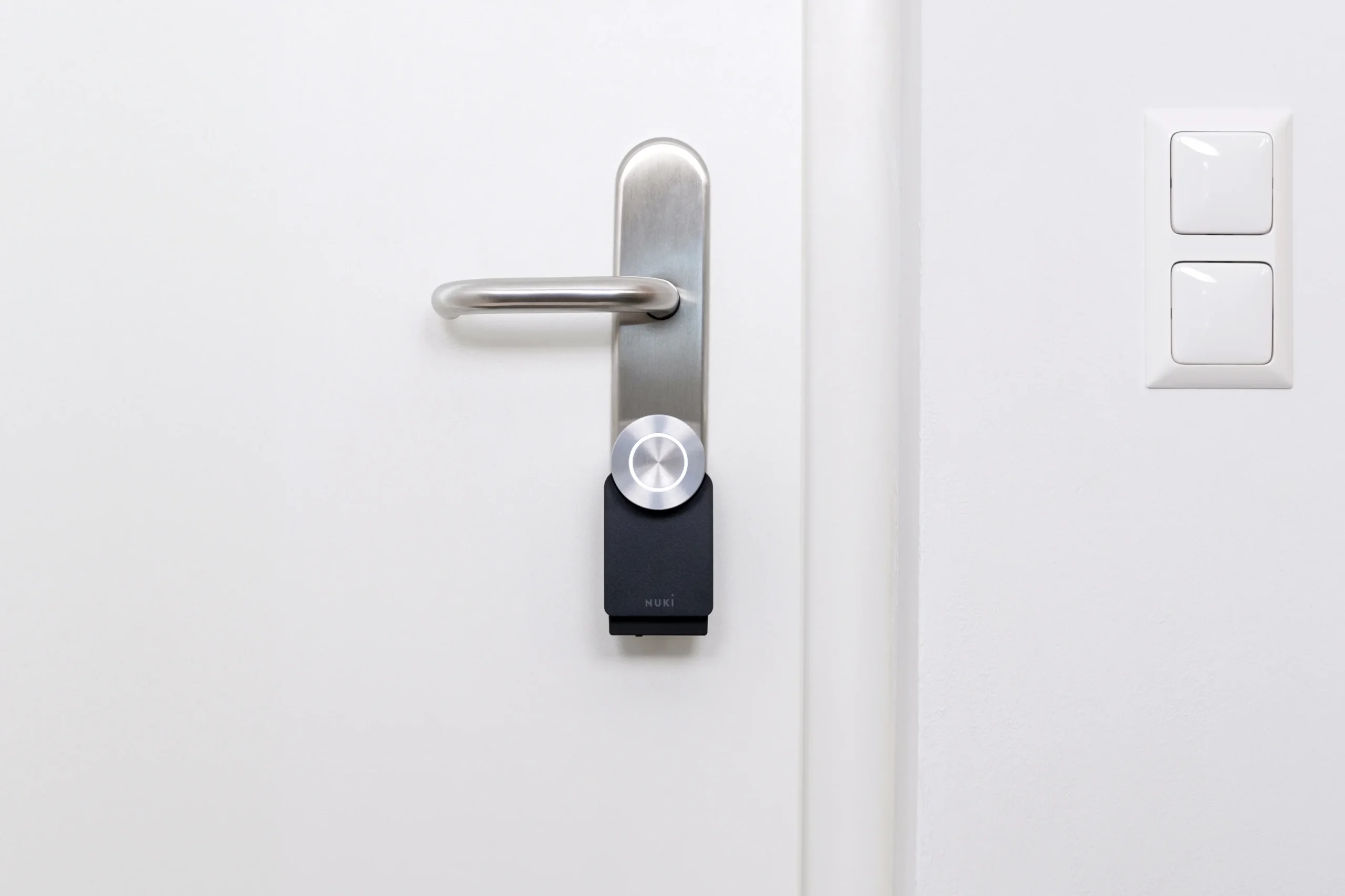 Nuki Smart Lock Pro cuarta generación instalada en una puerta