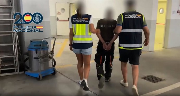 Policía Nacional durante la detención en Vélez-Málaga del fugitivo reclamado por Alemania por delitos sexuales contra menores