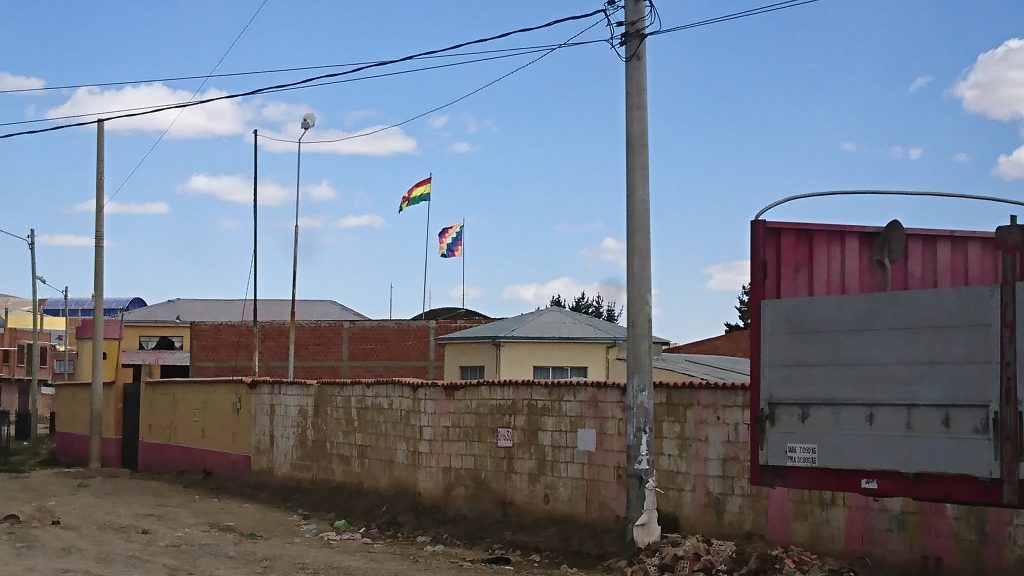 Banderas de Bolivia en Viacha, imagen de contexto de la explosión en un cuartel militar